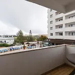 Olympics 1br With Pool & Balcony, By Hopstays