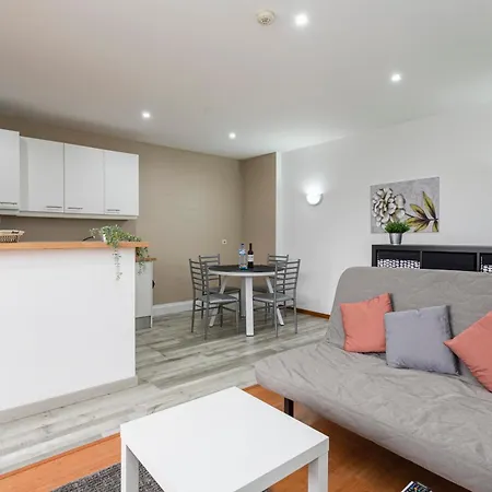 Апартаменти Olympics 1br With Pool & Balcony, By Hopstays *