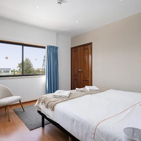 Olympics 1br With Pool & Balcony, By Hopstays