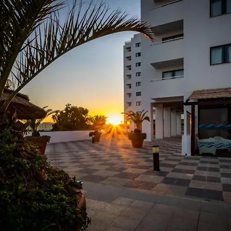 Olympics 1br With Pool & Balcony, By Hopstays *