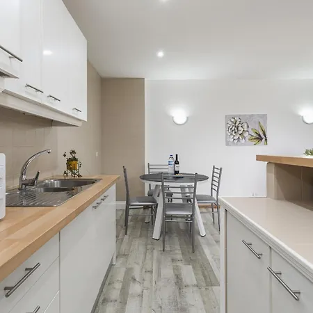 Olympics 1br With Pool & Balcony, By Hopstays *