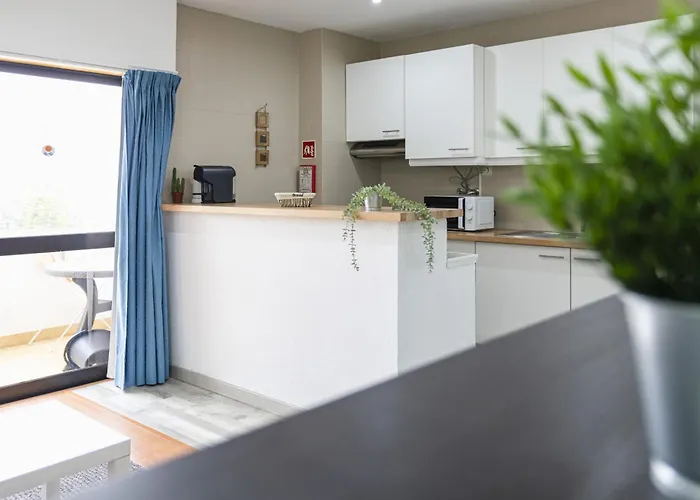 Olympics 1br With Pool & Balcony, By Hopstays