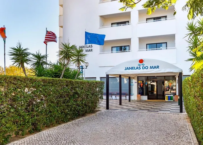 Olympics 1br With Pool & Balcony, By Hopstays