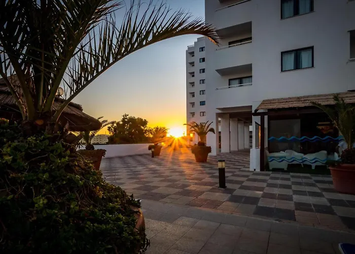 Olympics 1br With Pool & Balcony, By Hopstays